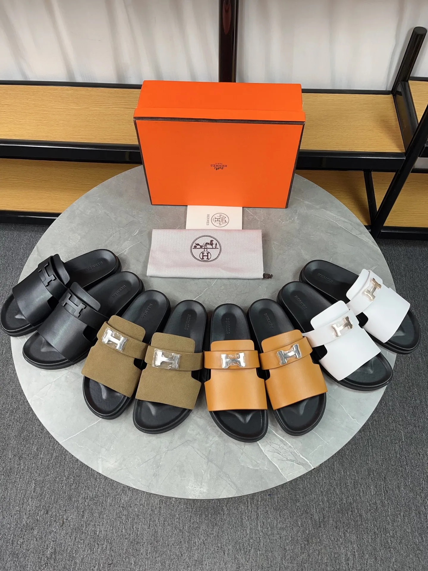 p440🐮🐮H family classic (couples) buckle slippers ✅ Hermes Hermes spring and summer sandals series! Classic style, always popular slippers - sandals, great with any combination! ! ! Upper: imported palmprint PU inner lining: imported mixed sheepskin Outsole: Tpu non-slip and wear-resistant outsole Female size: 35-40 (41 customized) Male size: 39-45 (39.45 customized)